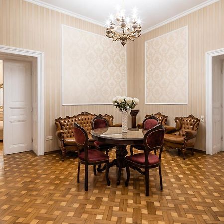 לבוב 3 Bedrooms Royal Italian Style In An Austrian Building, Parking, Balcony מראה חיצוני תמונה