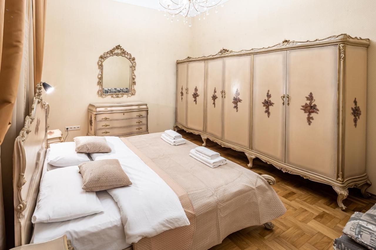 לבוב 3 Bedrooms Royal Italian Style In An Austrian Building, Parking, Balcony מראה חיצוני תמונה