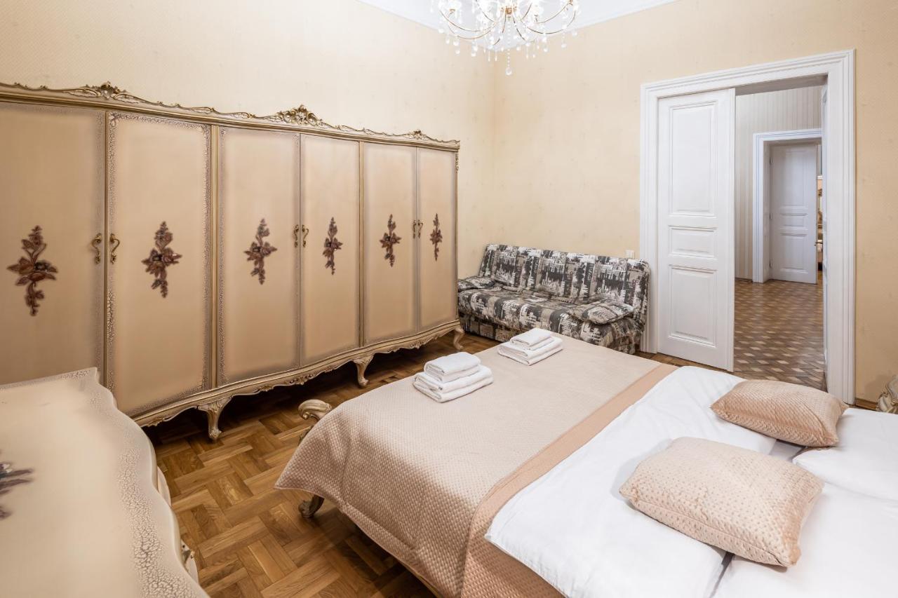 לבוב 3 Bedrooms Royal Italian Style In An Austrian Building, Parking, Balcony מראה חיצוני תמונה
