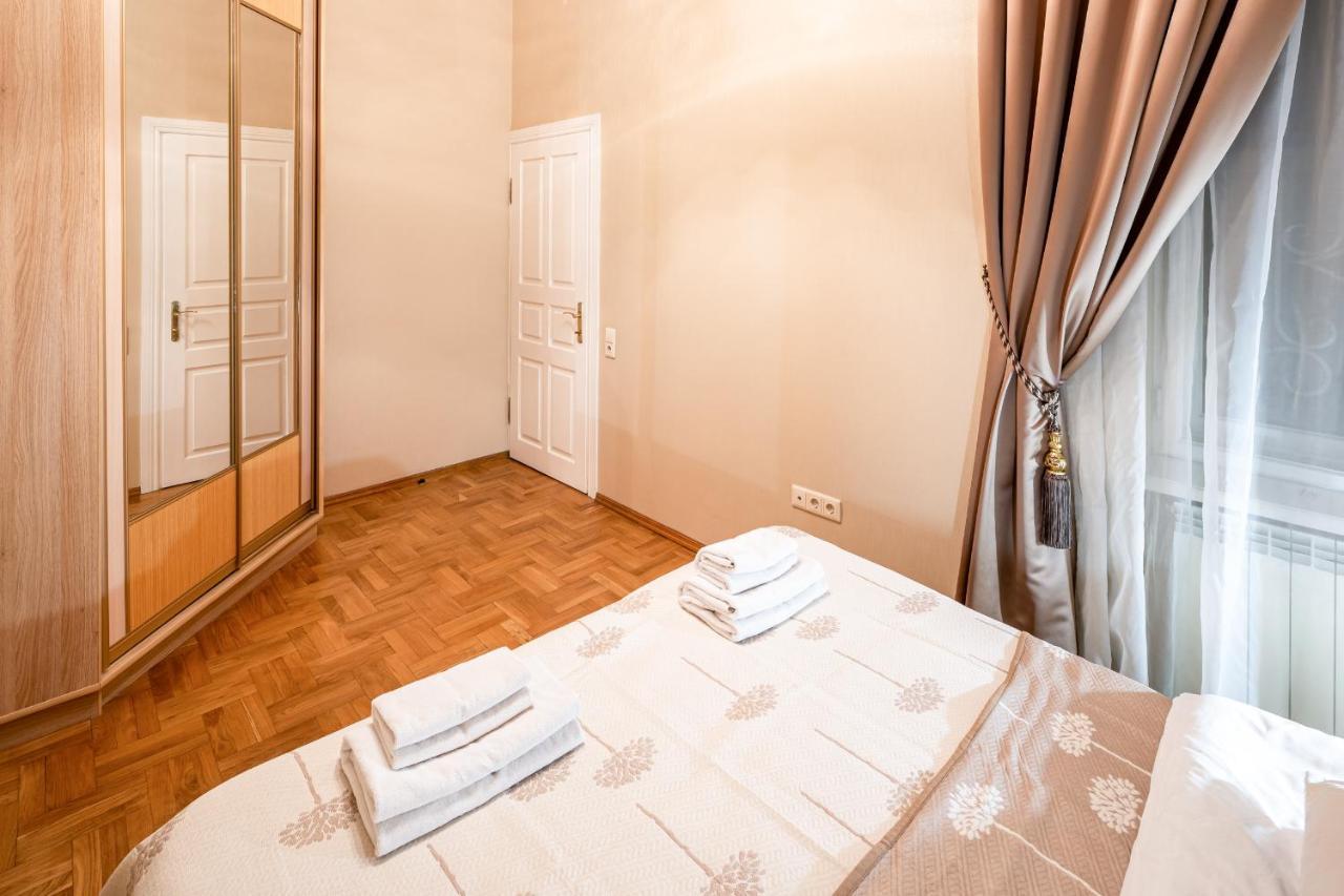 לבוב 3 Bedrooms Royal Italian Style In An Austrian Building, Parking, Balcony מראה חיצוני תמונה