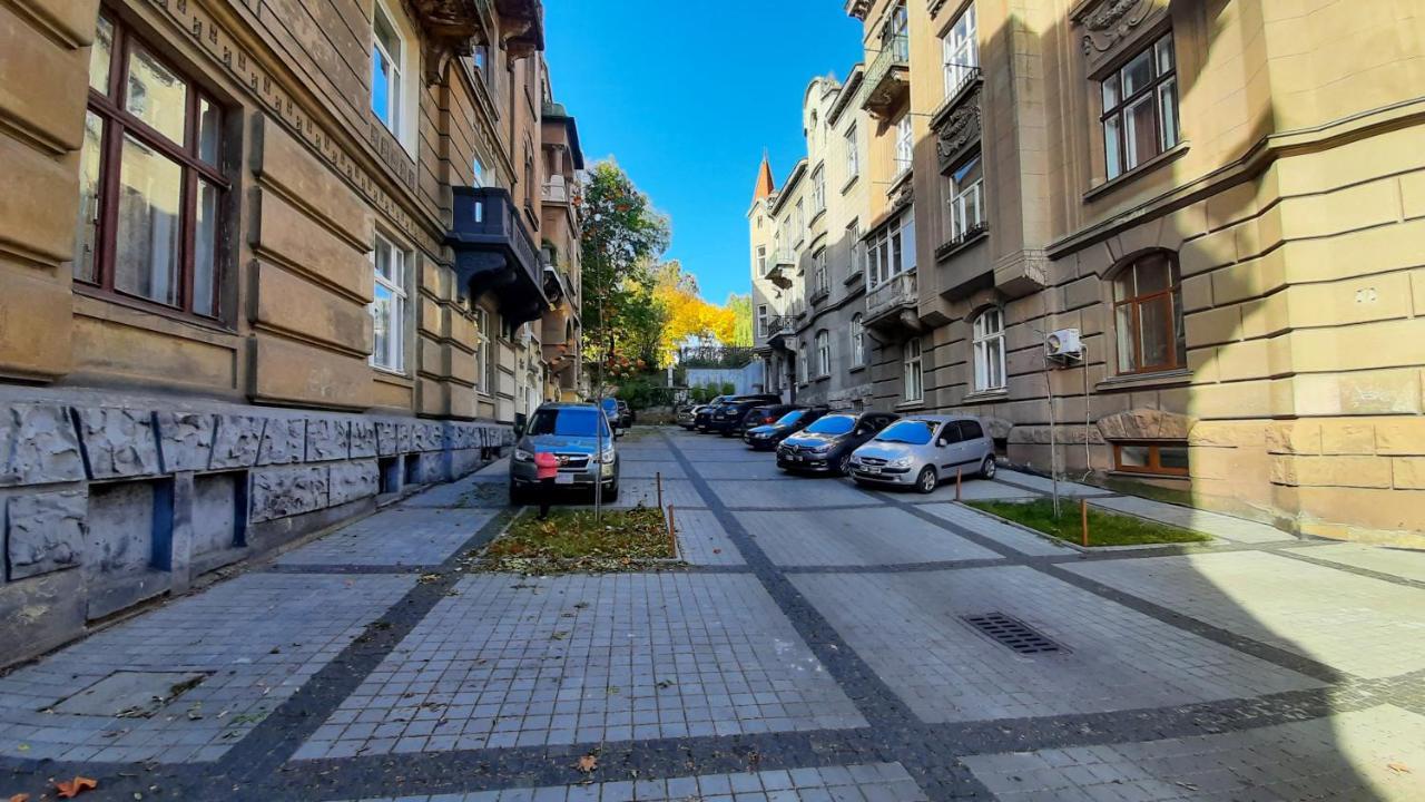 לבוב 3 Bedrooms Royal Italian Style In An Austrian Building, Parking, Balcony מראה חיצוני תמונה
