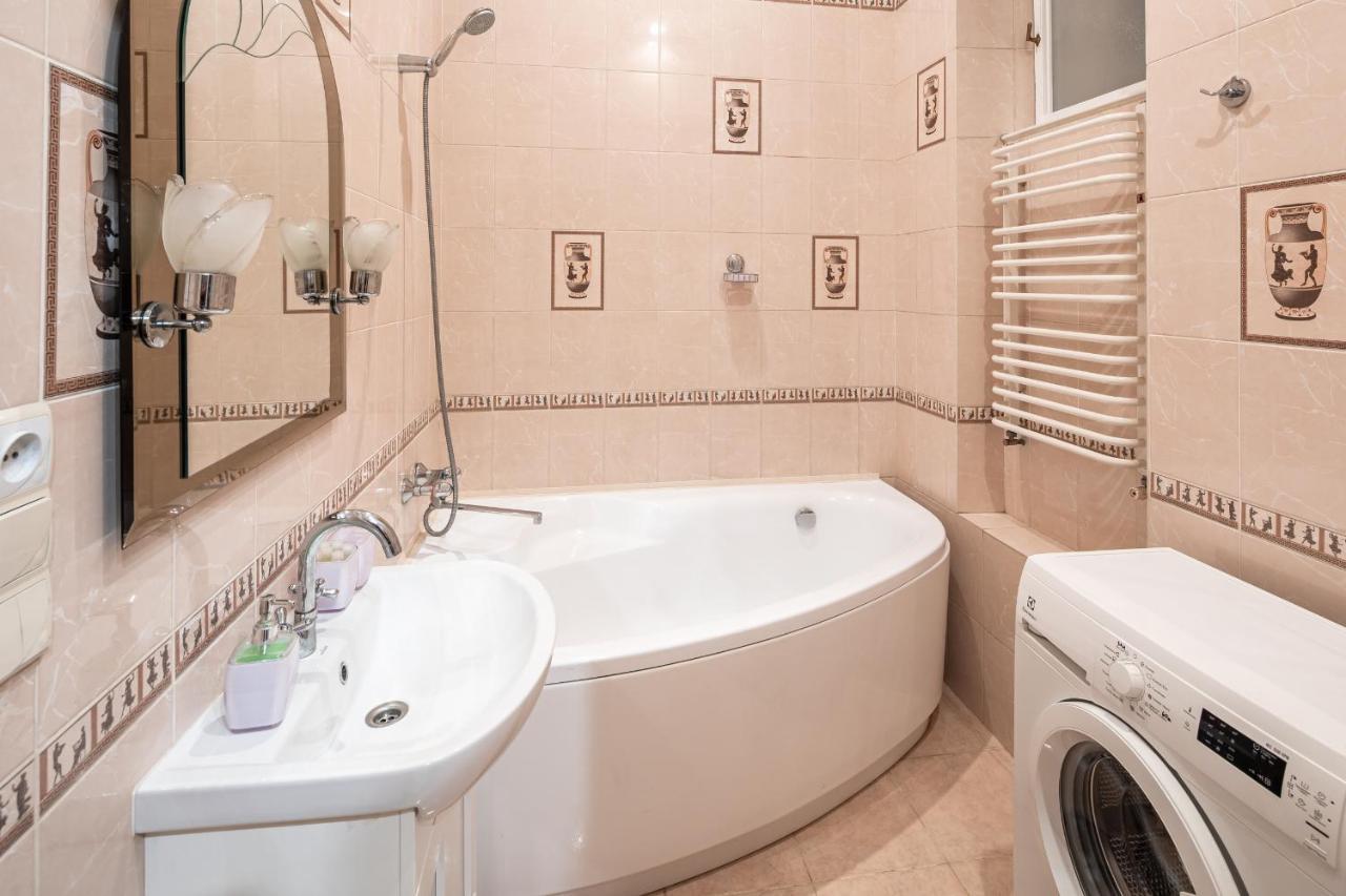 לבוב 3 Bedrooms Royal Italian Style In An Austrian Building, Parking, Balcony מראה חיצוני תמונה