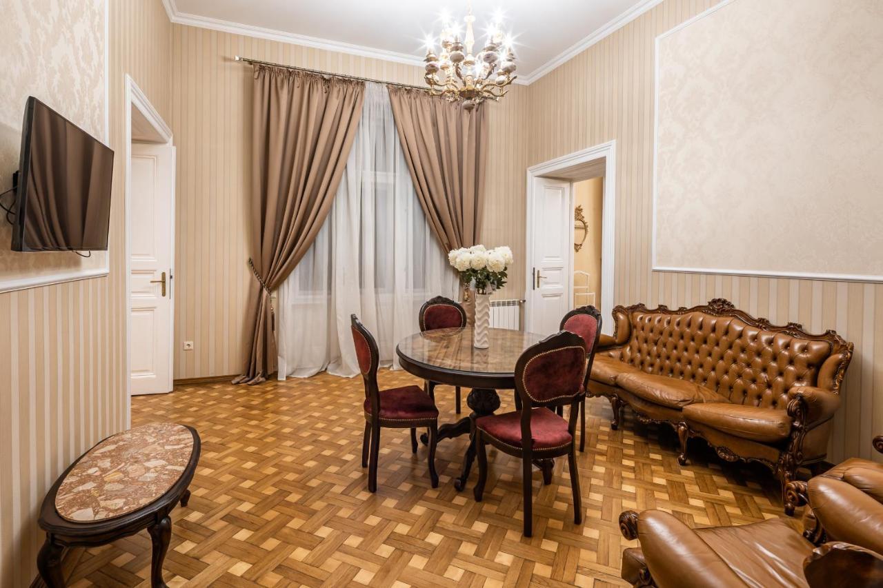 לבוב 3 Bedrooms Royal Italian Style In An Austrian Building, Parking, Balcony מראה חיצוני תמונה